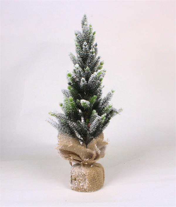 Small Christmas Decorations with Linen Base.jpg